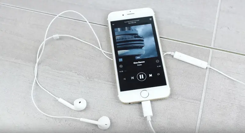 Utilizaçăo de auscultadores para controlar a música do iPhone