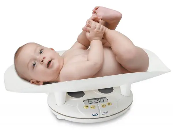 Quando pesar e medir o seu bebé - 4 passos