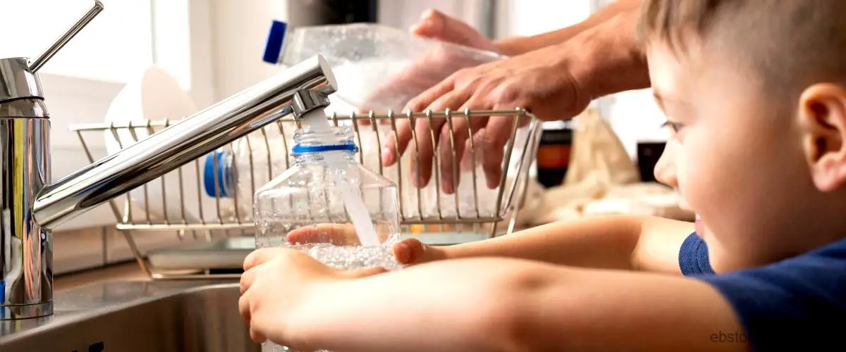 A ciência por trás do comportamento da água dentro da garrafa