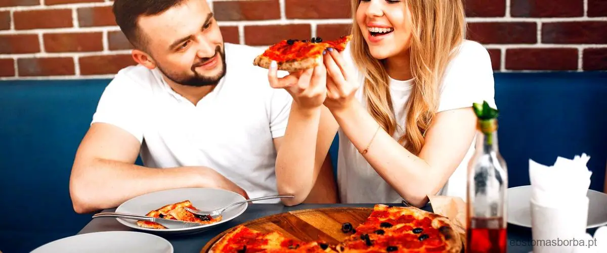 Fast food e amor: casal de namorados aproveita uma noite divertida e saborosa