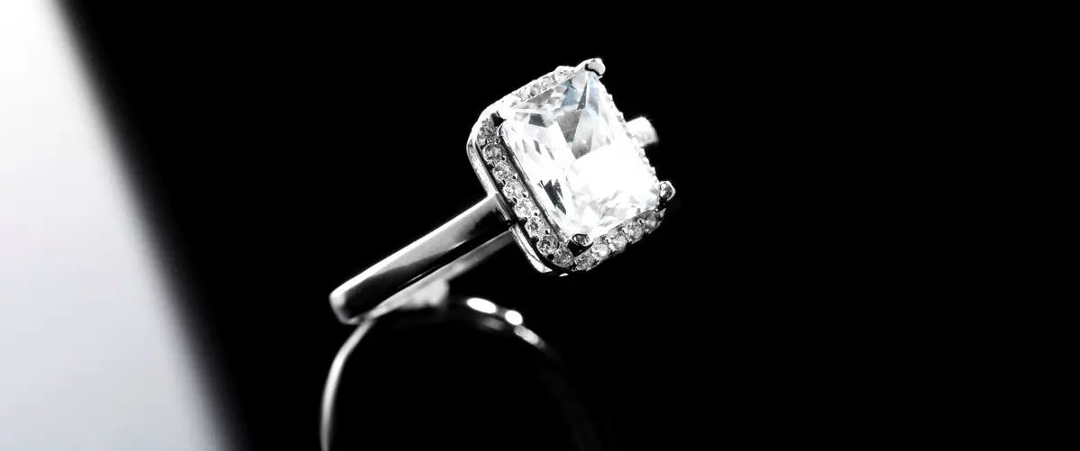 Por que a energia de ligação do carbono-carbono no diamante é extremamente elevada?