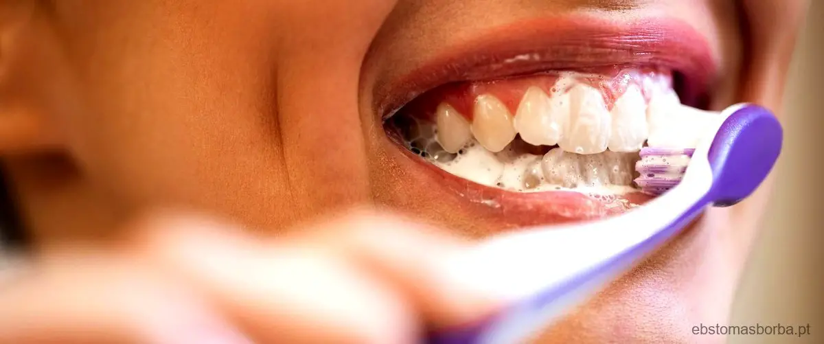 Por que é importante escovar os dentes após as refeições?