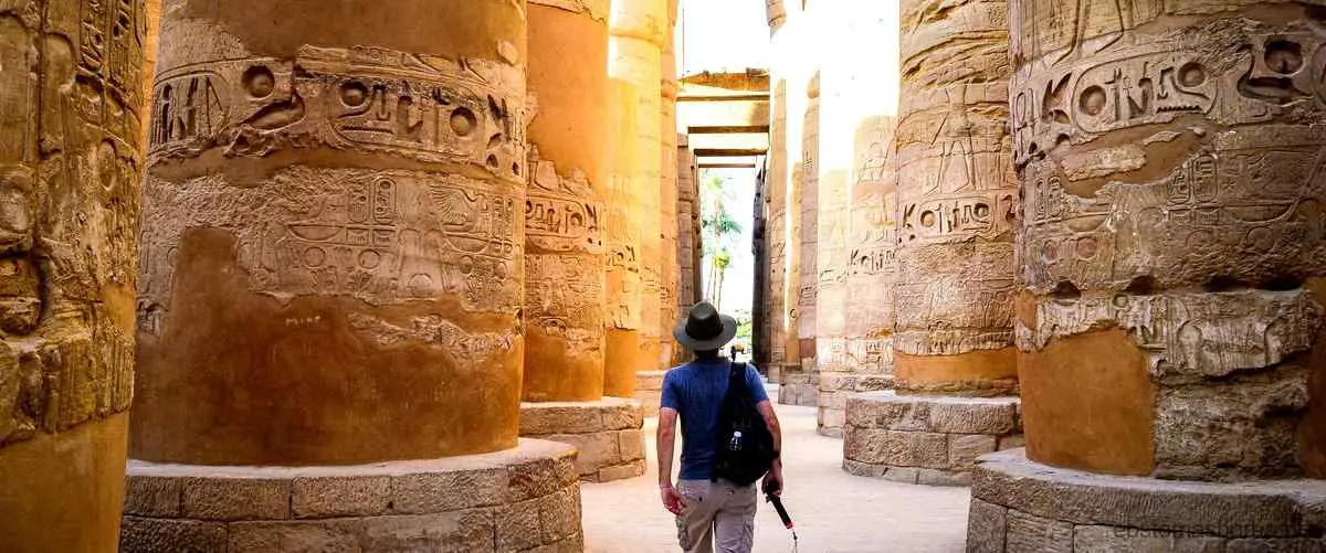 Quais são as características presentes na arquitetura dos templos do Antigo Egito?