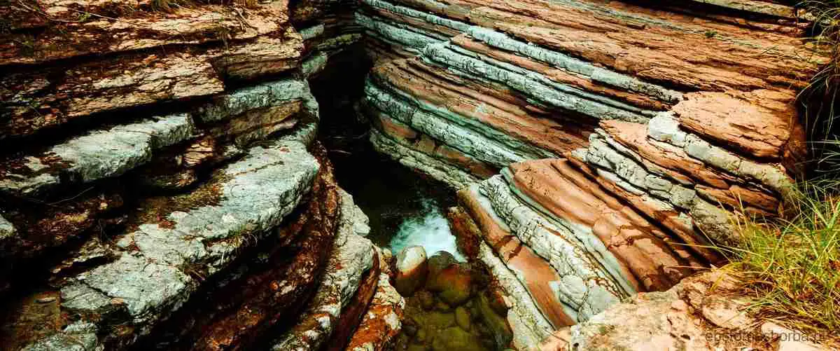 Quais são as principais características da crosta terrestre?