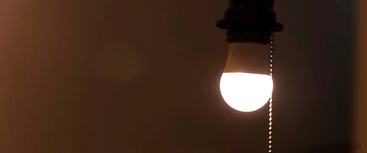 Qual é a diferença entre uma lâmpada incandescente e uma lâmpada fluorescente?