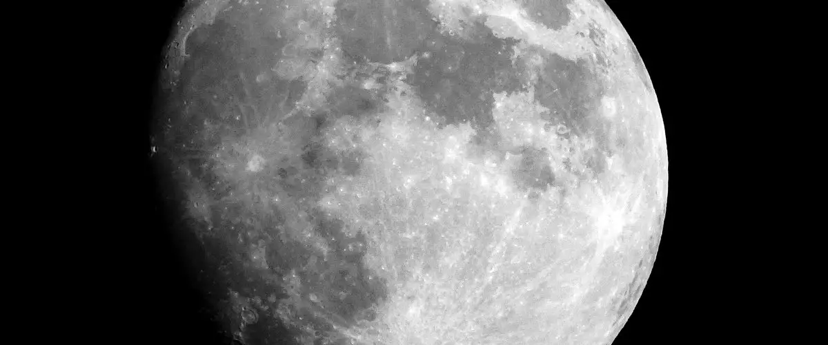 Qual é o volume estimado da Lua?