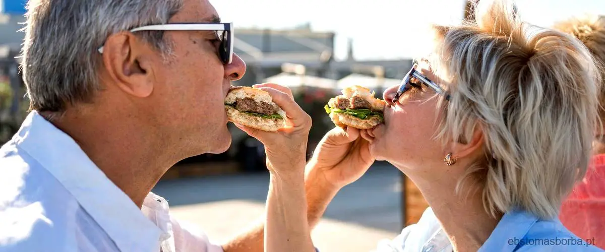 Sabor e romance: casal de namorados escolhe fast food para o jantar